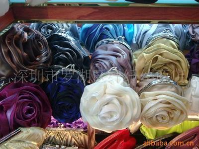 潮安县纤纤丝珠绣 供应丝质晚装手袋的优雅之选